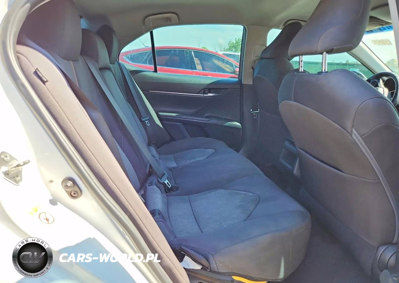 2018 Toyota Camry Le VIN:4T1B11HK3JU050432 - 10