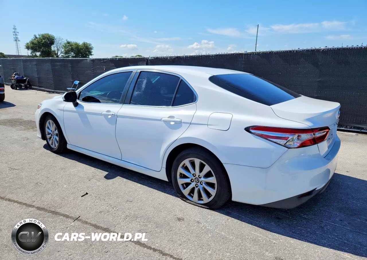 2018 Toyota Camry Le VIN:4T1B11HK3JU050432 - 2