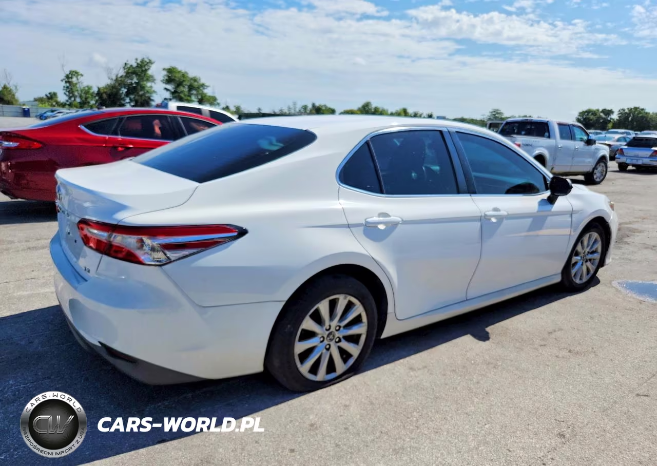2018 Toyota Camry Le VIN:4T1B11HK3JU050432 - 3