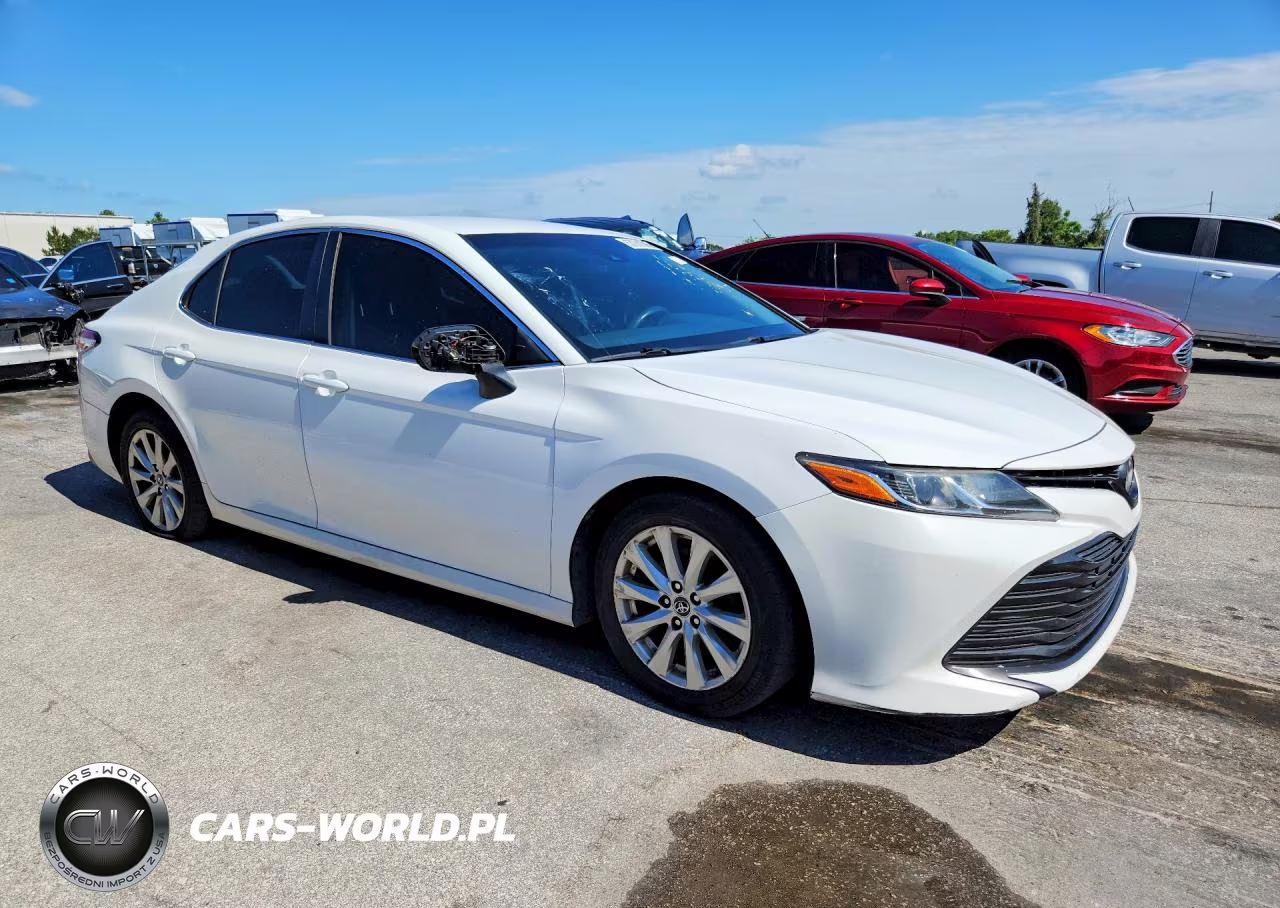 2018 Toyota Camry Le VIN:4T1B11HK3JU050432 - 4
