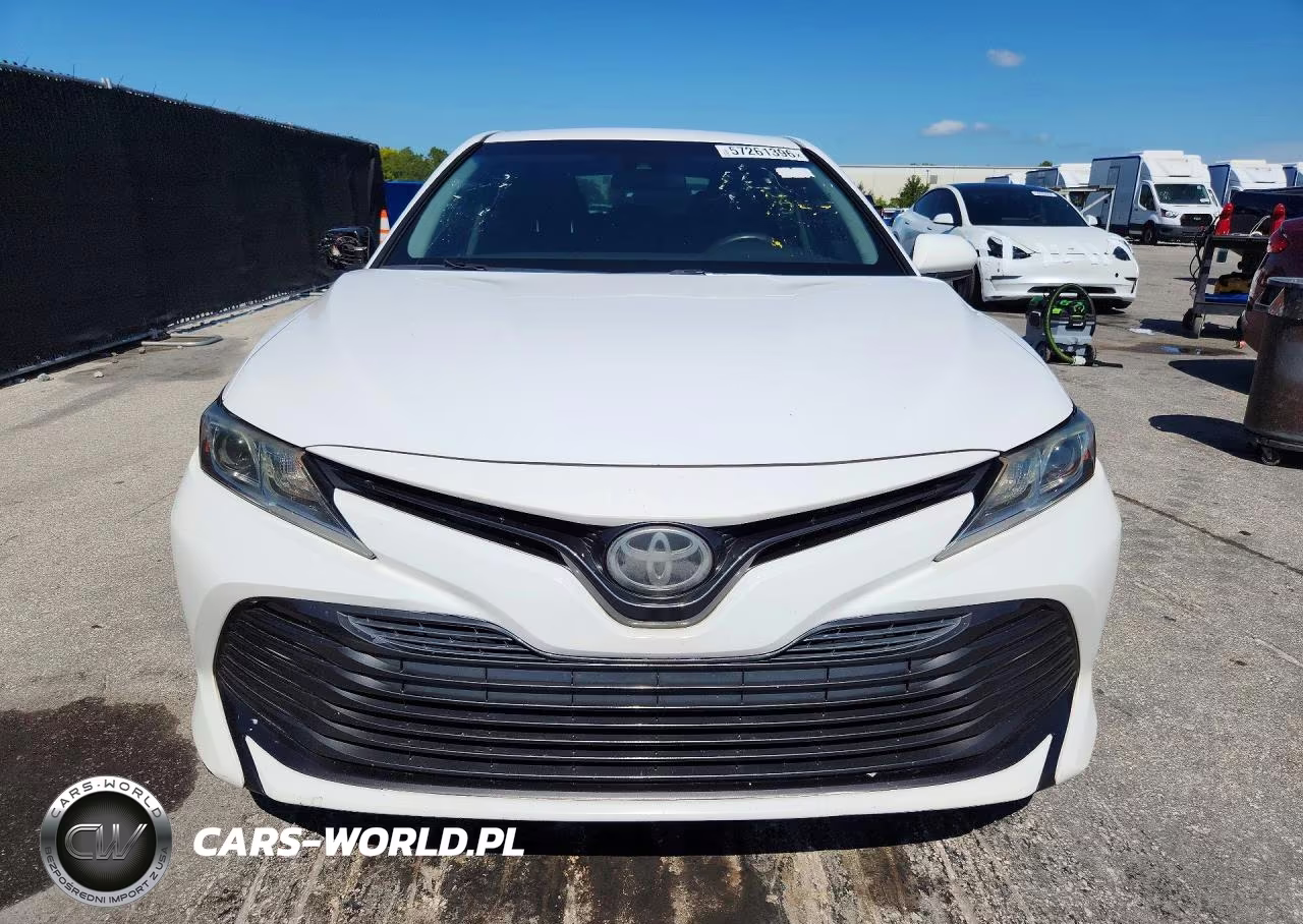 2018 Toyota Camry Le VIN:4T1B11HK3JU050432 - 5
