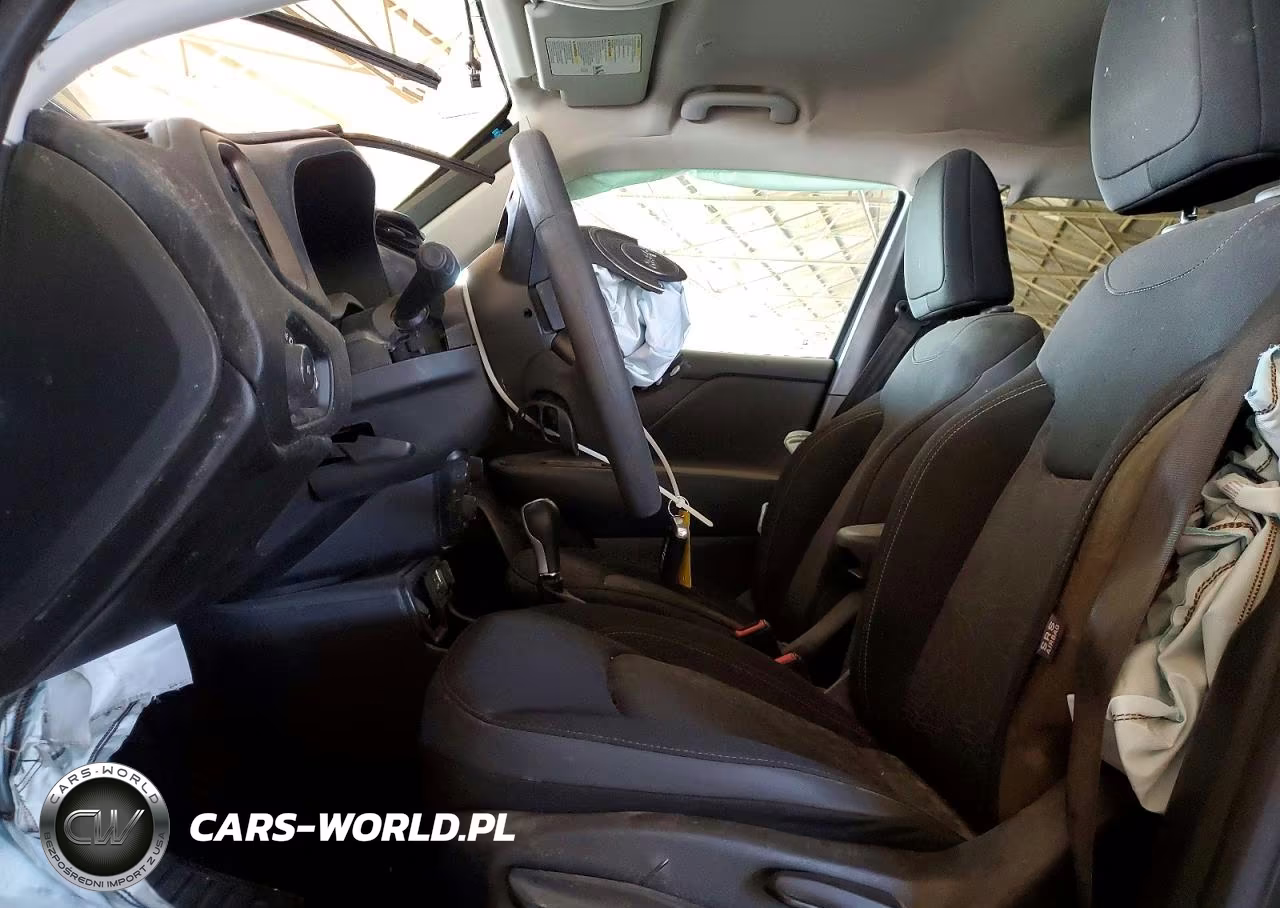 2023 Jeep Renegade Latitude VIN:ZACNJDB1XPPP67985 - 7