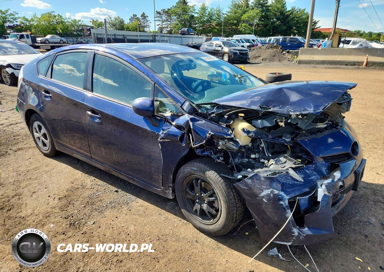 2014 Toyota Prius Three VIN:JTDKN3DUXE1784827 - 4