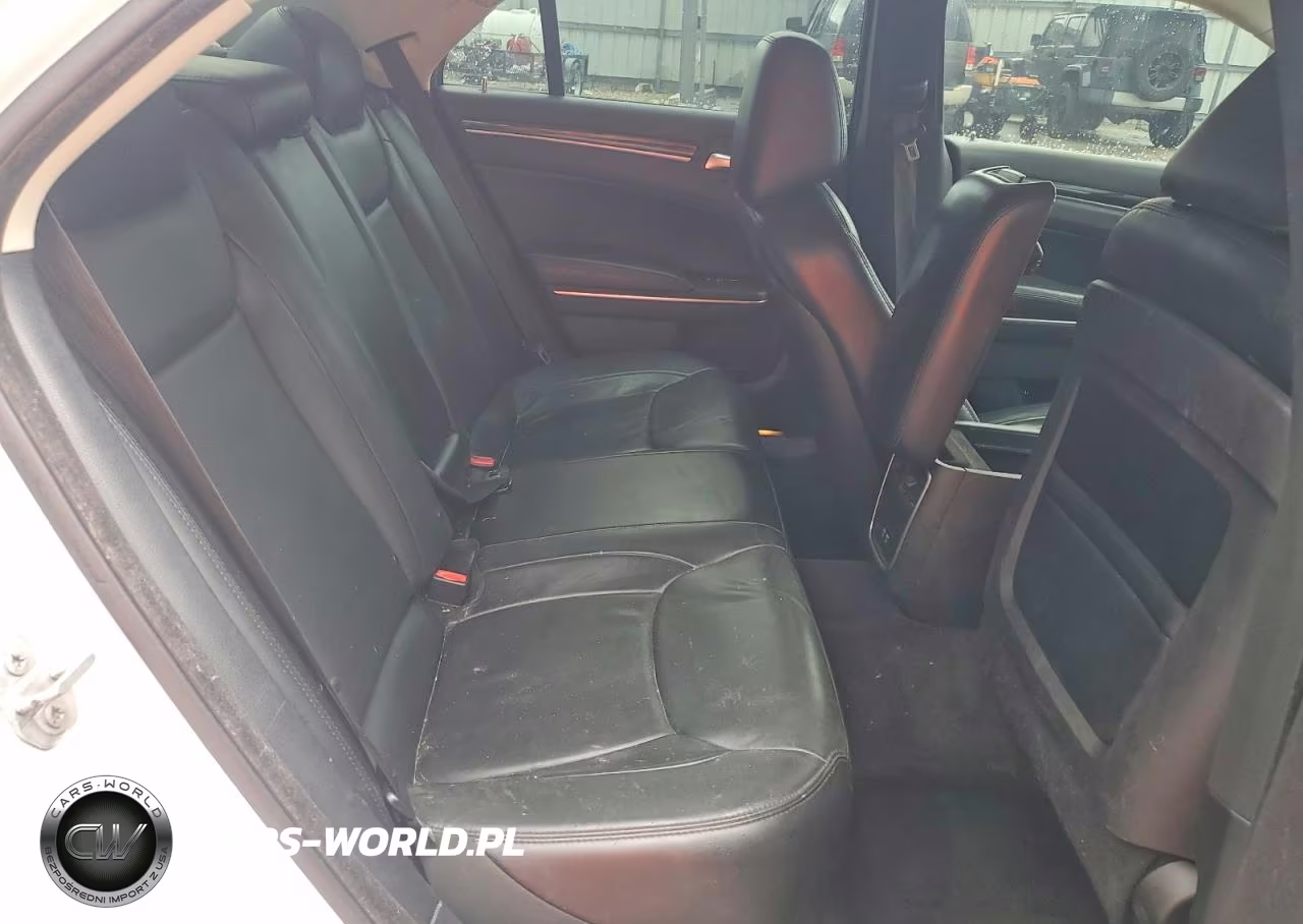 2015 Chrysler 300 Limited VIN:2C3CCAAG8FH838128 - 10