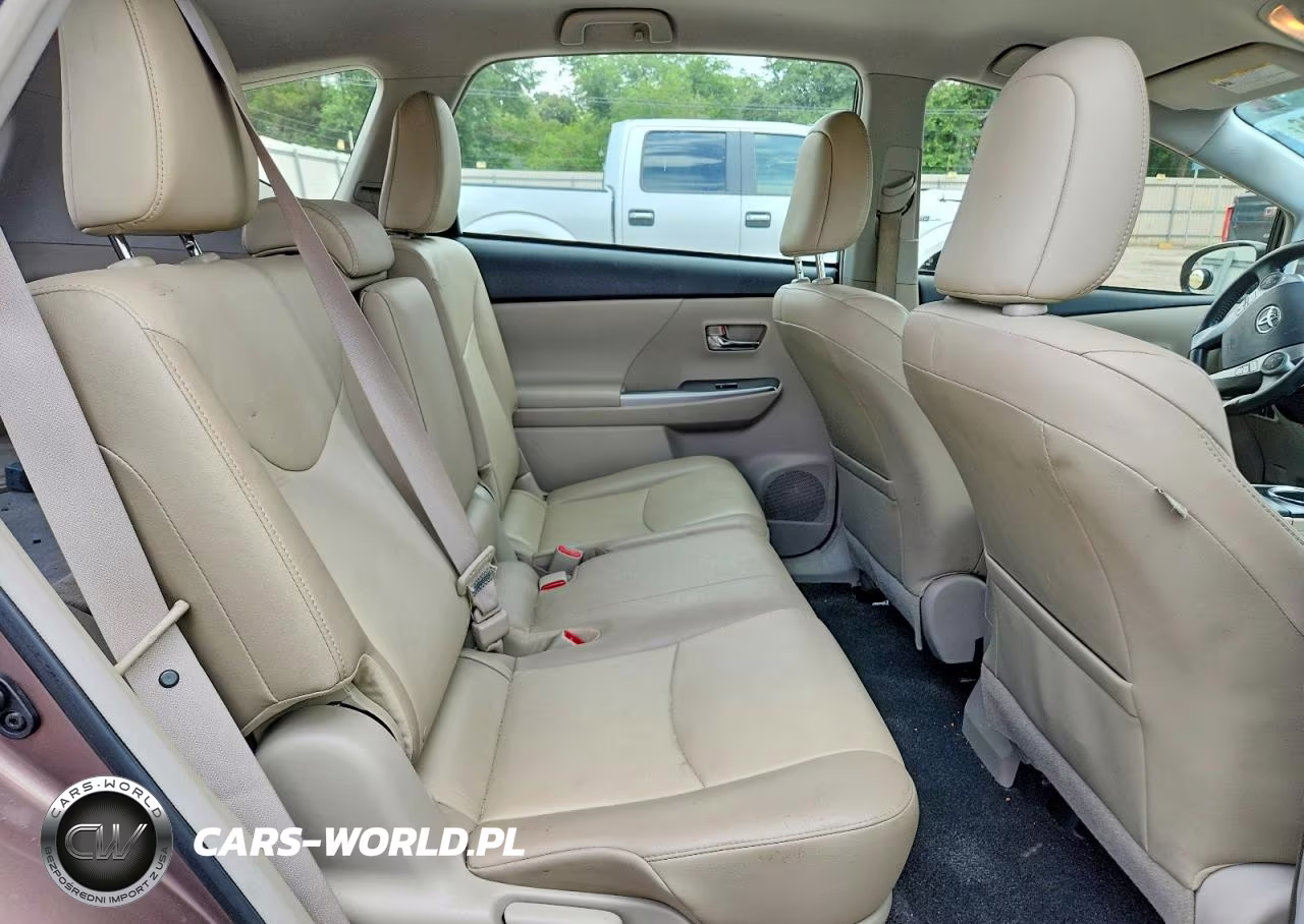 2017 Toyota Prius V Four VIN:JTDZN3EUXHJ061772 - 11