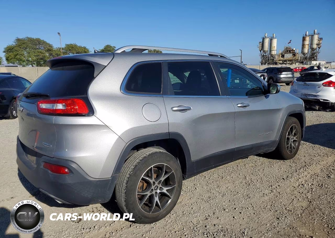 2015 Jeep Cherokee Latitude VIN:1C4PJLCS0FW616751 - 3