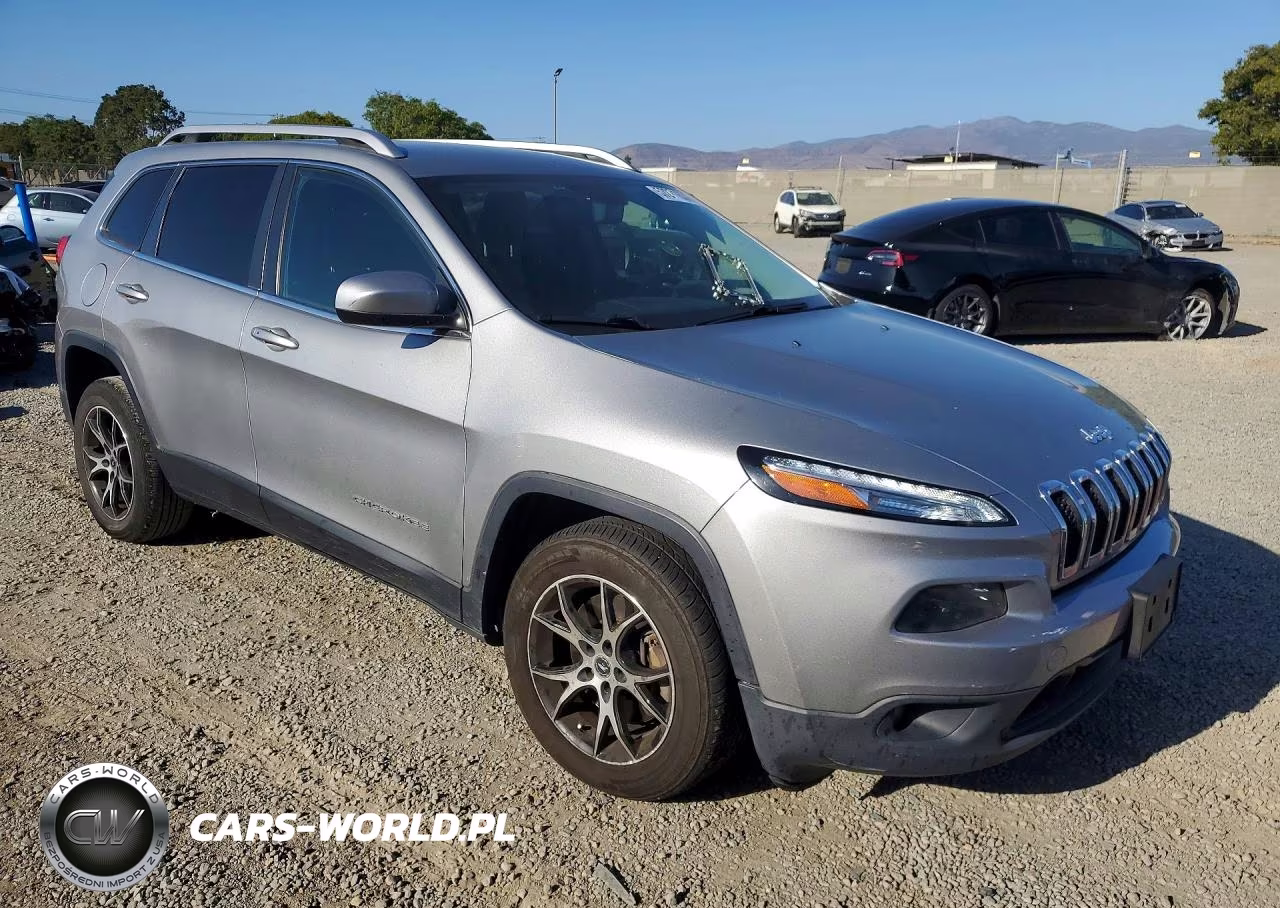 2015 Jeep Cherokee Latitude VIN:1C4PJLCS0FW616751 - 4