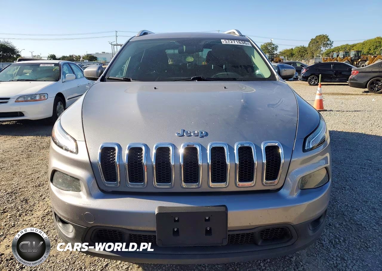 2015 Jeep Cherokee Latitude VIN:1C4PJLCS0FW616751 - 5