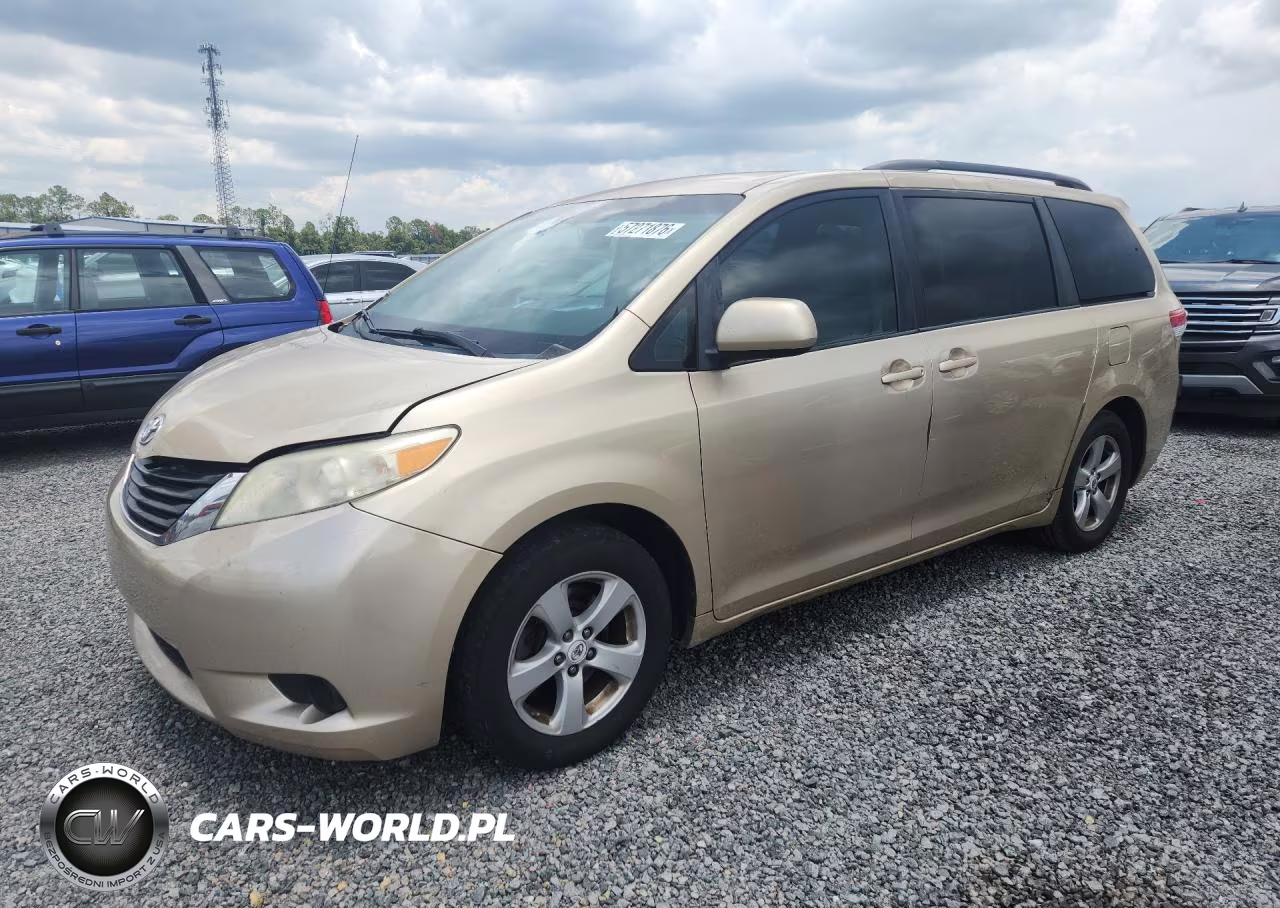 2011 Toyota Sienna Le – zdjęcie 1 z 13