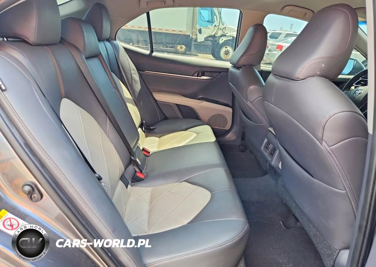 2018 Toyota Camry L VIN:4T1B11HK4JU038421 - 10