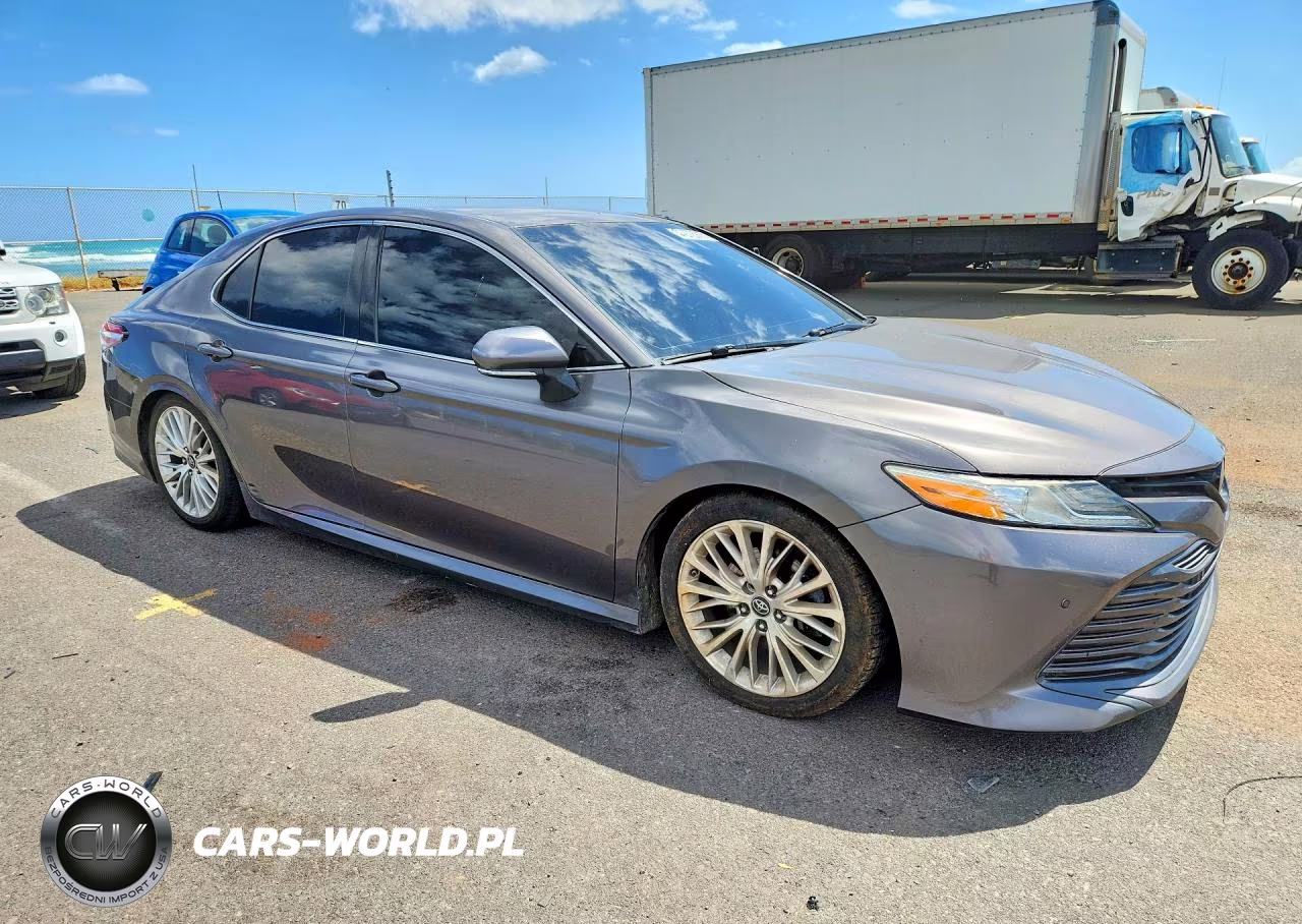 2018 Toyota Camry L VIN:4T1B11HK4JU038421 - 4