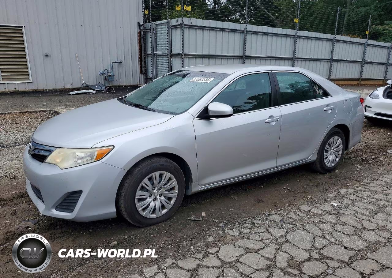 2013 Toyota Camry Le – zdjęcie 1 z 12
