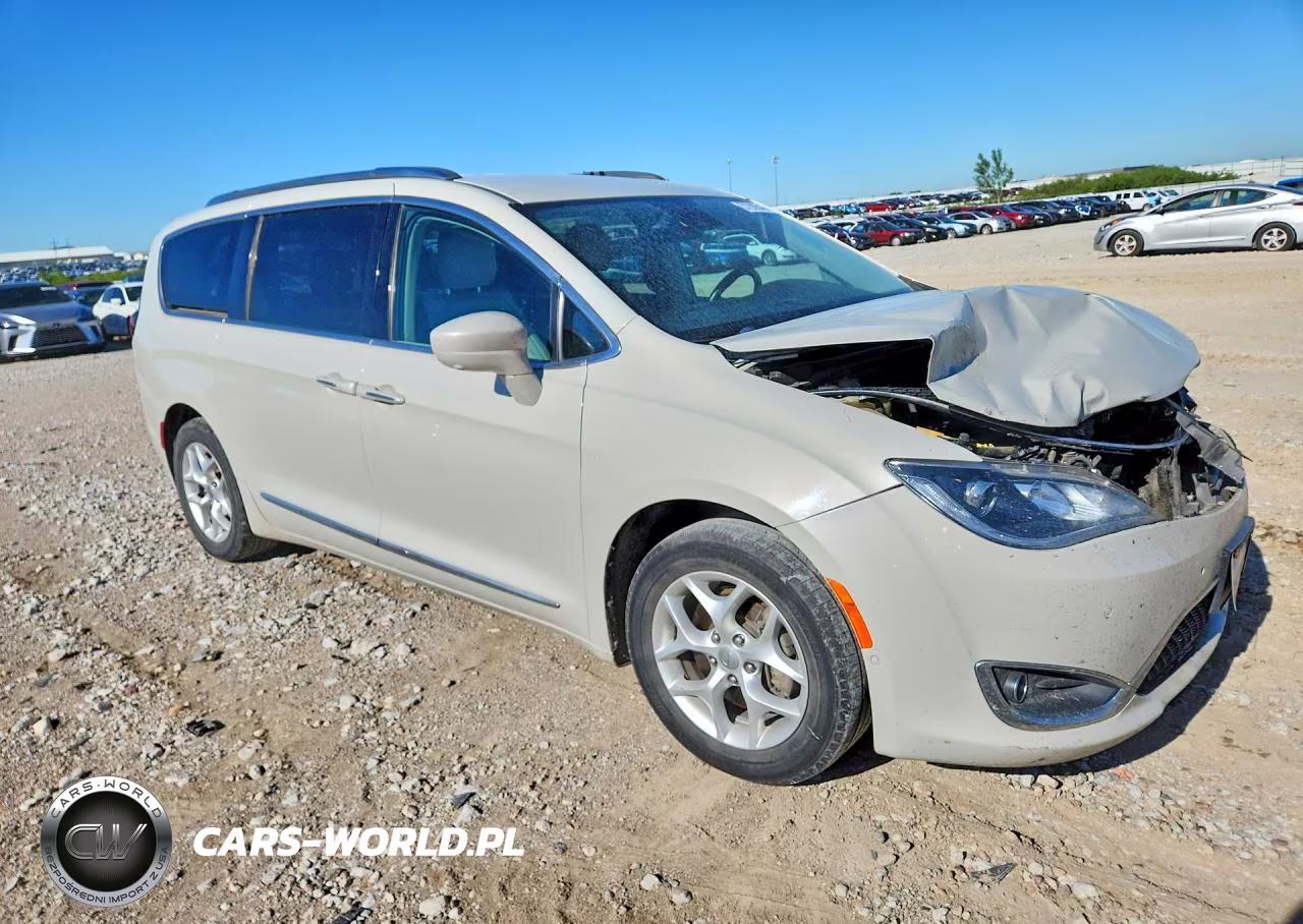 2017 Chrysler Pacifica Touring L Plus VIN:2C4RC1EG1HR636065 - 4