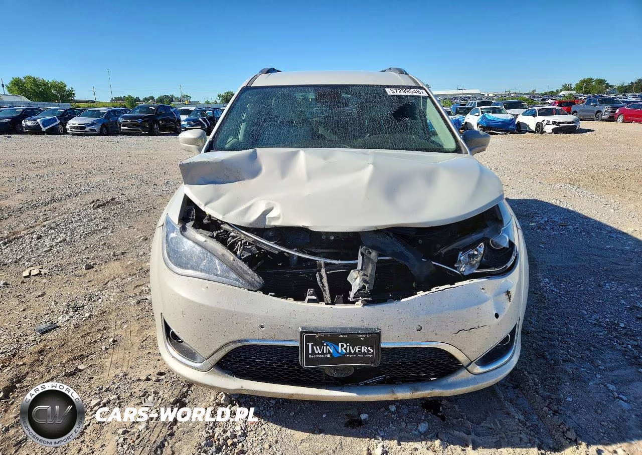 2017 Chrysler Pacifica Touring L Plus VIN:2C4RC1EG1HR636065 - 5