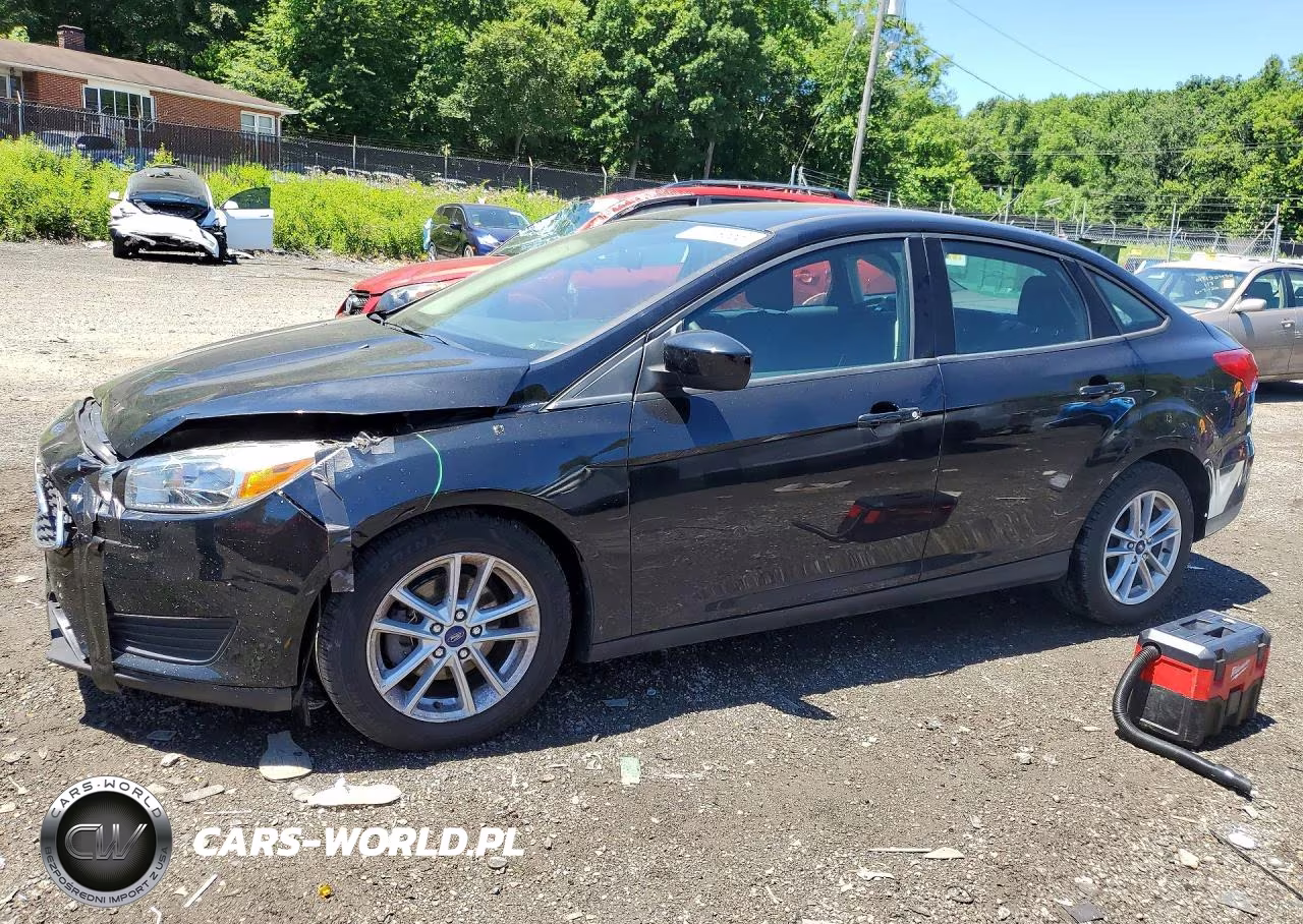 2018 Ford Focus Se VIN:1FADP3F23JL212792 - 1
