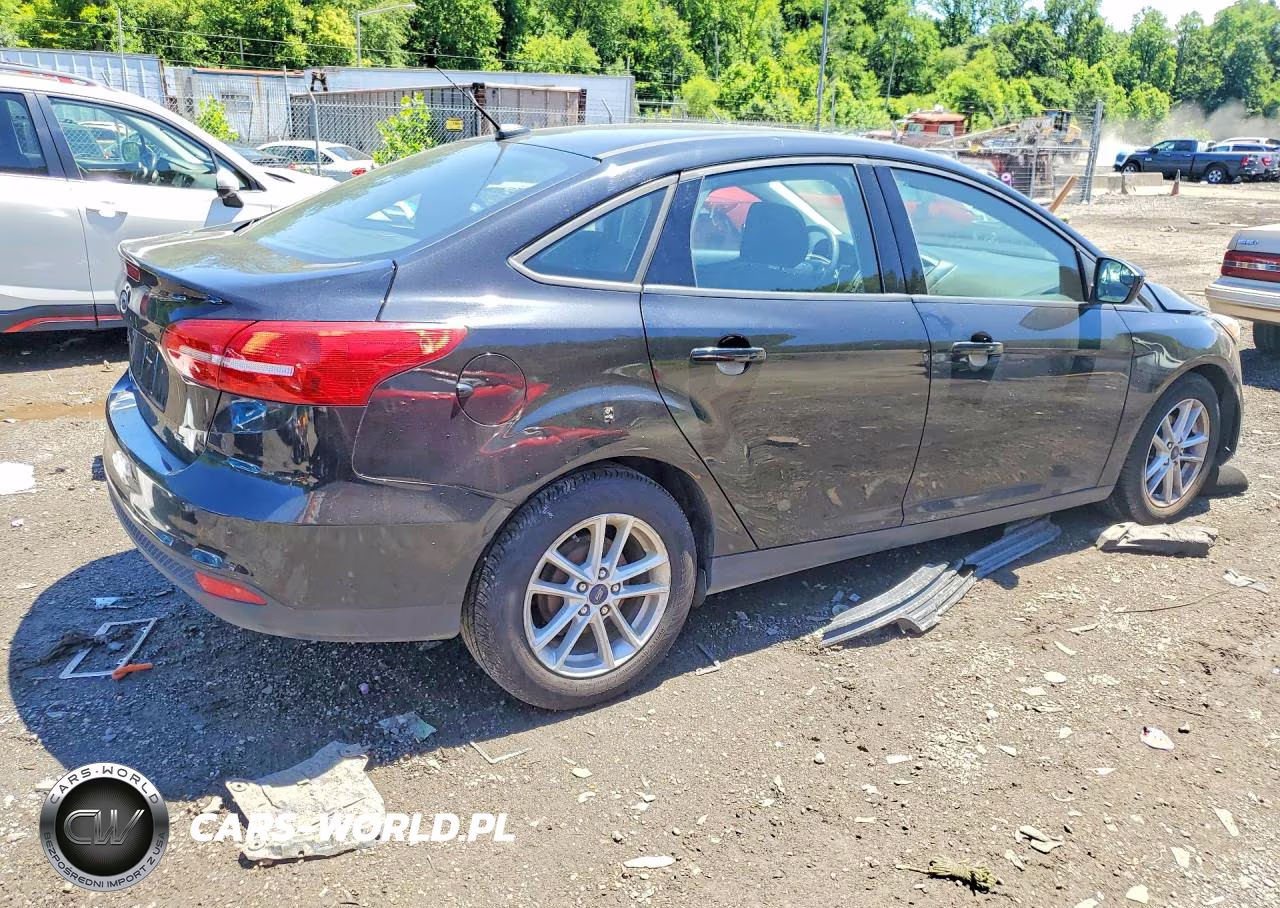2018 Ford Focus Se VIN:1FADP3F23JL212792 - 3
