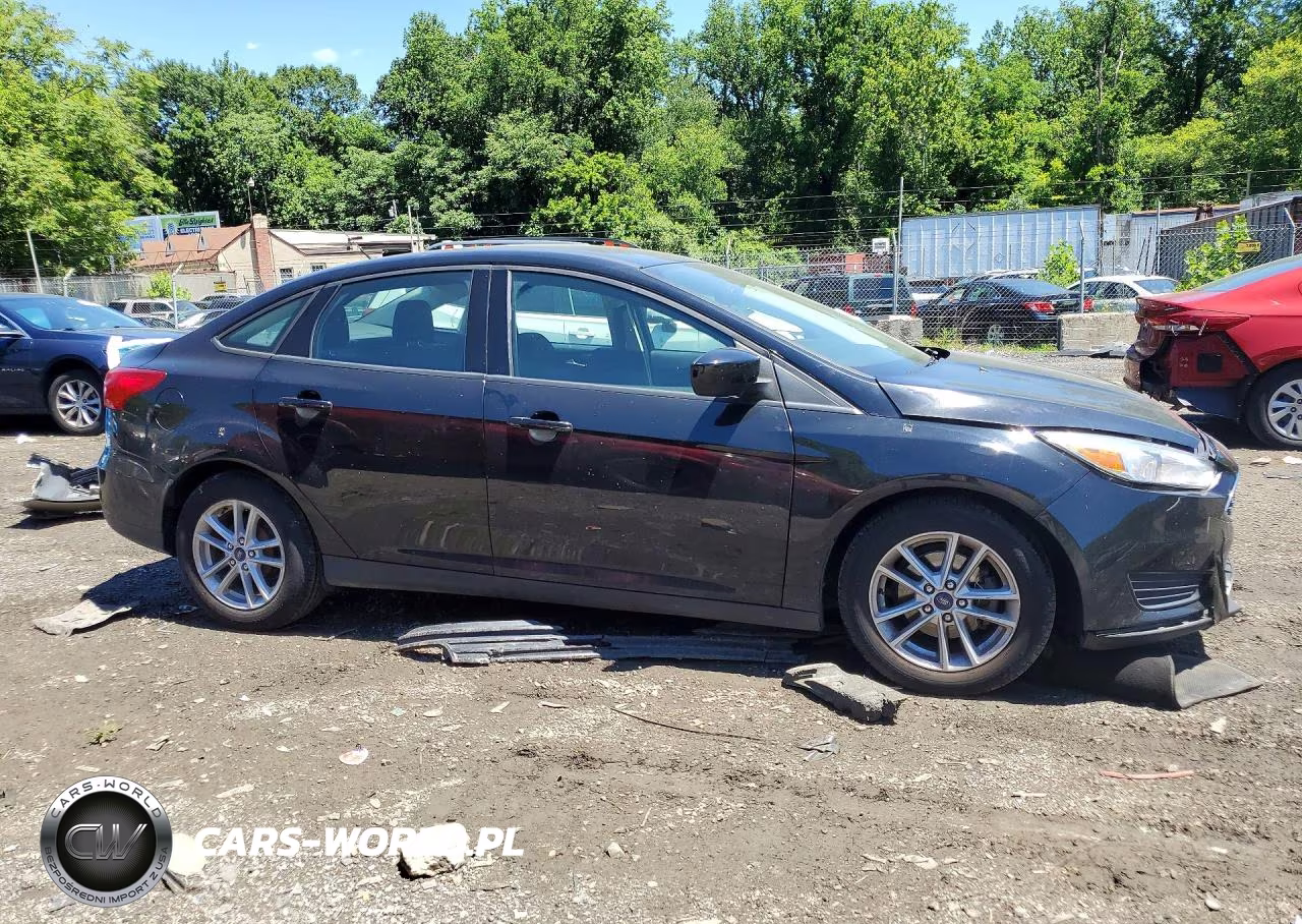 2018 Ford Focus Se VIN:1FADP3F23JL212792 - 4