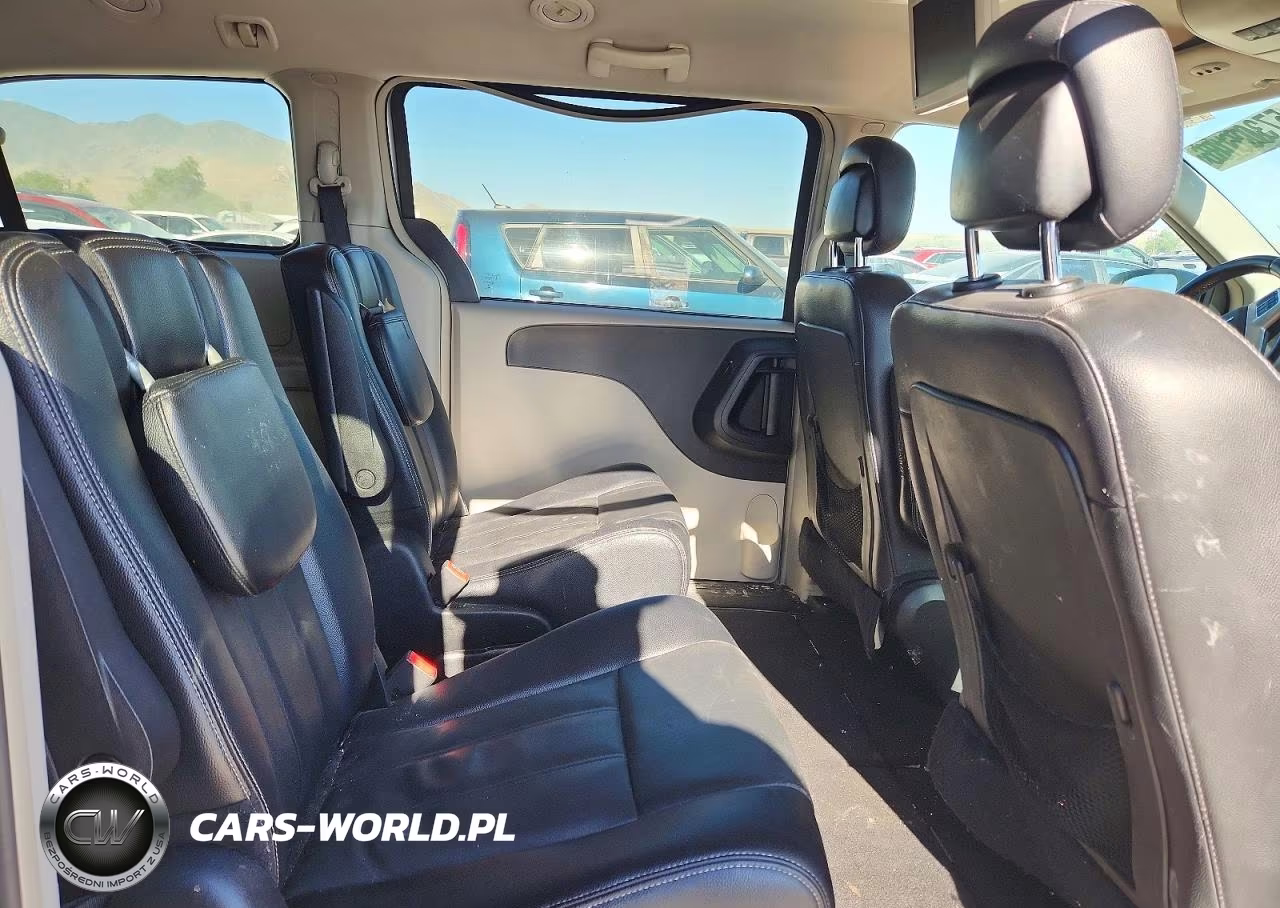 2015 Chrysler Town & Country Touring VIN:2C4RC1BGXFR636759 - 10