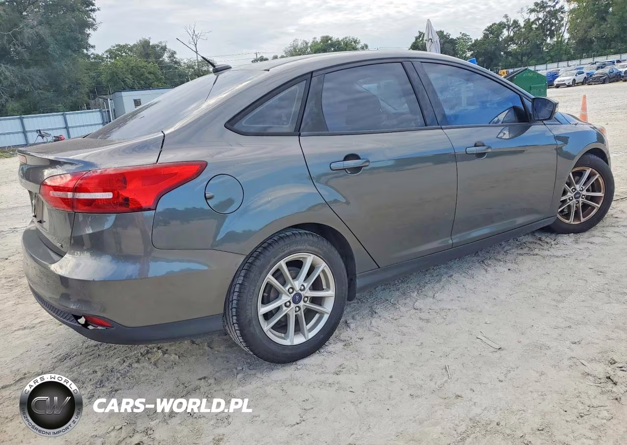 2016 Ford Focus Se VIN:1FADP3F26GL242684 - 3