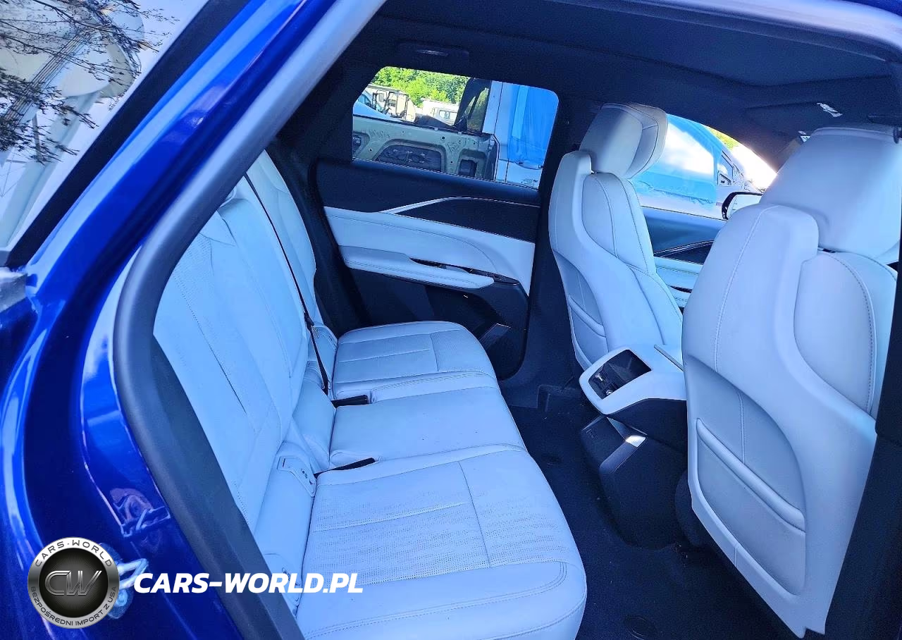2024 Cadillac Lyriq Luxury VIN:1GYKPPRL4RZ111213 - 11