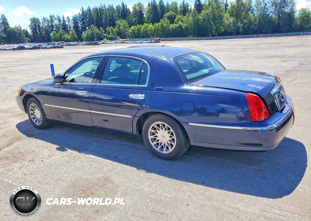 2001 Lincoln Town Car Signature VIN:1LNHM82W51Y612622 - 2