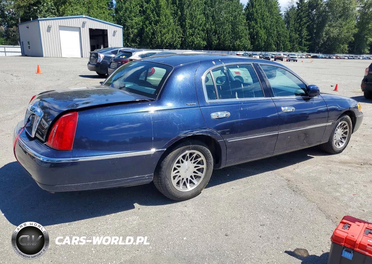 2001 Lincoln Town Car Signature VIN:1LNHM82W51Y612622 - 3