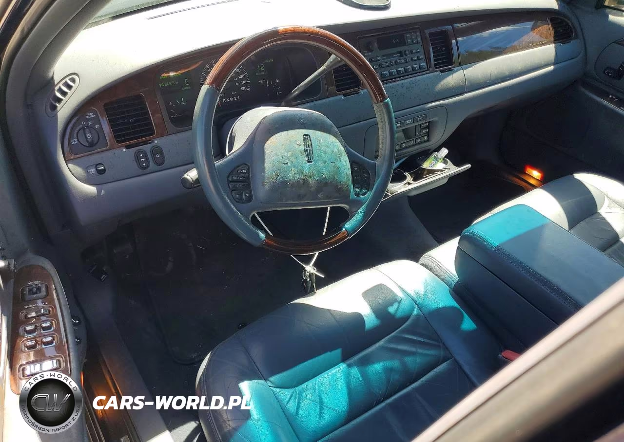 2001 Lincoln Town Car Signature VIN:1LNHM82W51Y612622 - 8