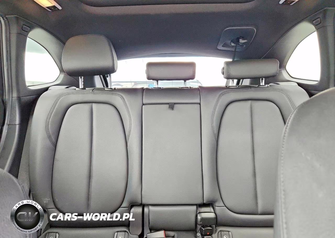 2018 BMW X1 xDrive28I VIN:WBXHT3C32J5K31622 - 10