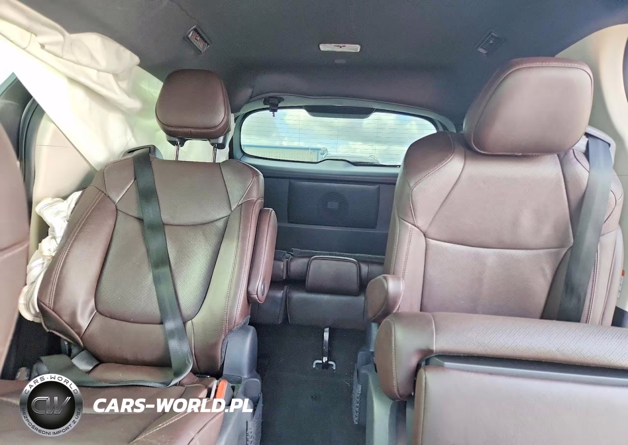 2023 Toyota Sienna Platinum 7-Passenger VIN:5TDERKEC2PS151651 - 10