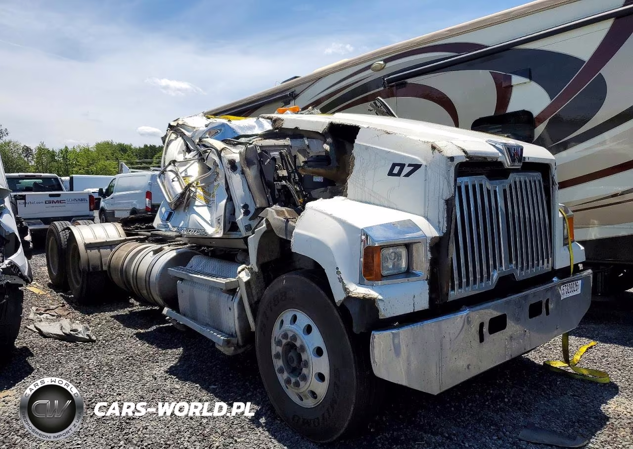 2015 Western Star 4700 Semi Truck
