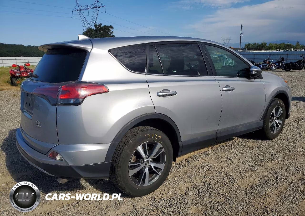 2018 Toyota Rav4 Xle VIN:2T3RFREV7JW816330 - 3