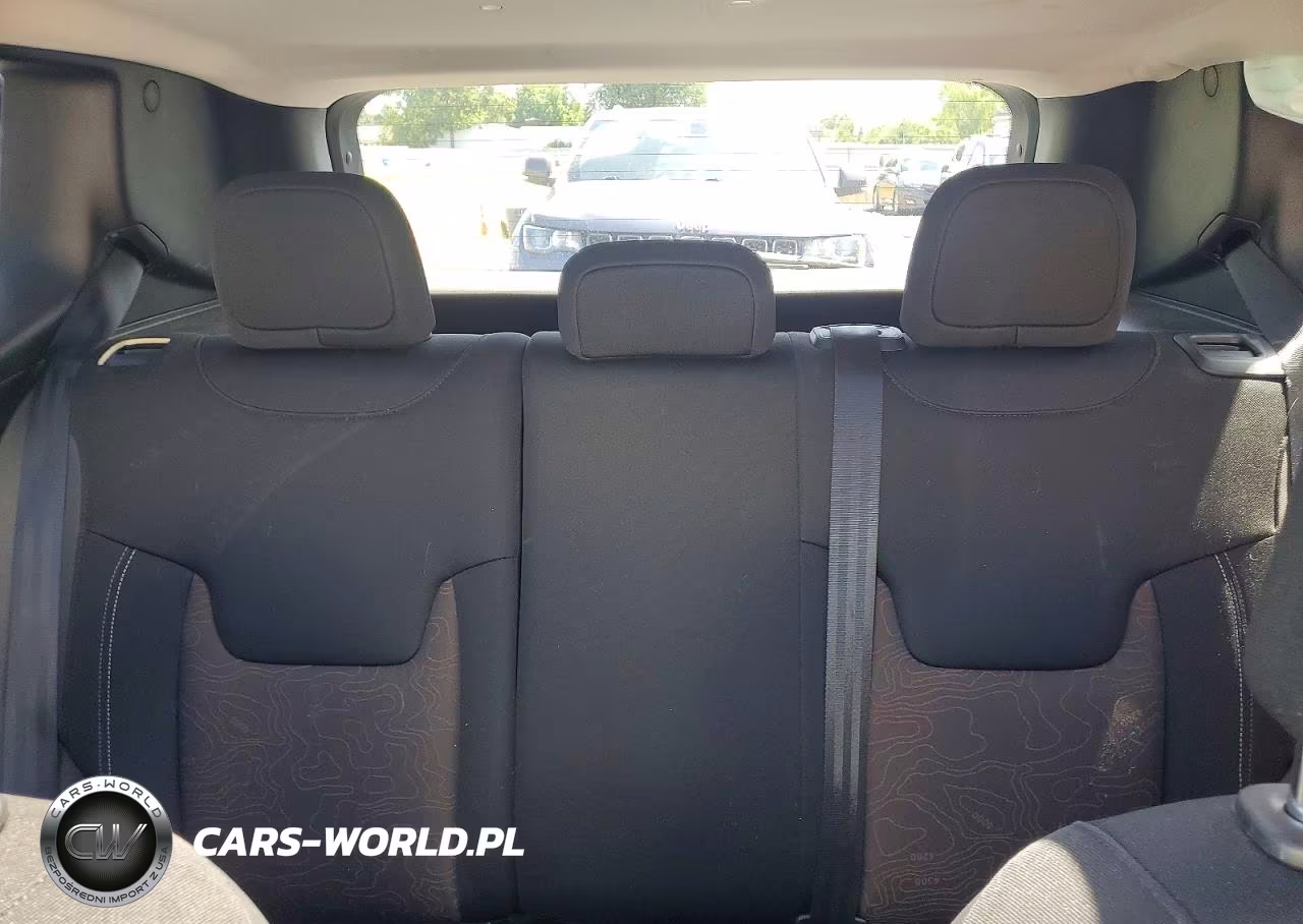 2023 Jeep Renegade Latitude VIN:ZACNJDB11PPP34440 - 10
