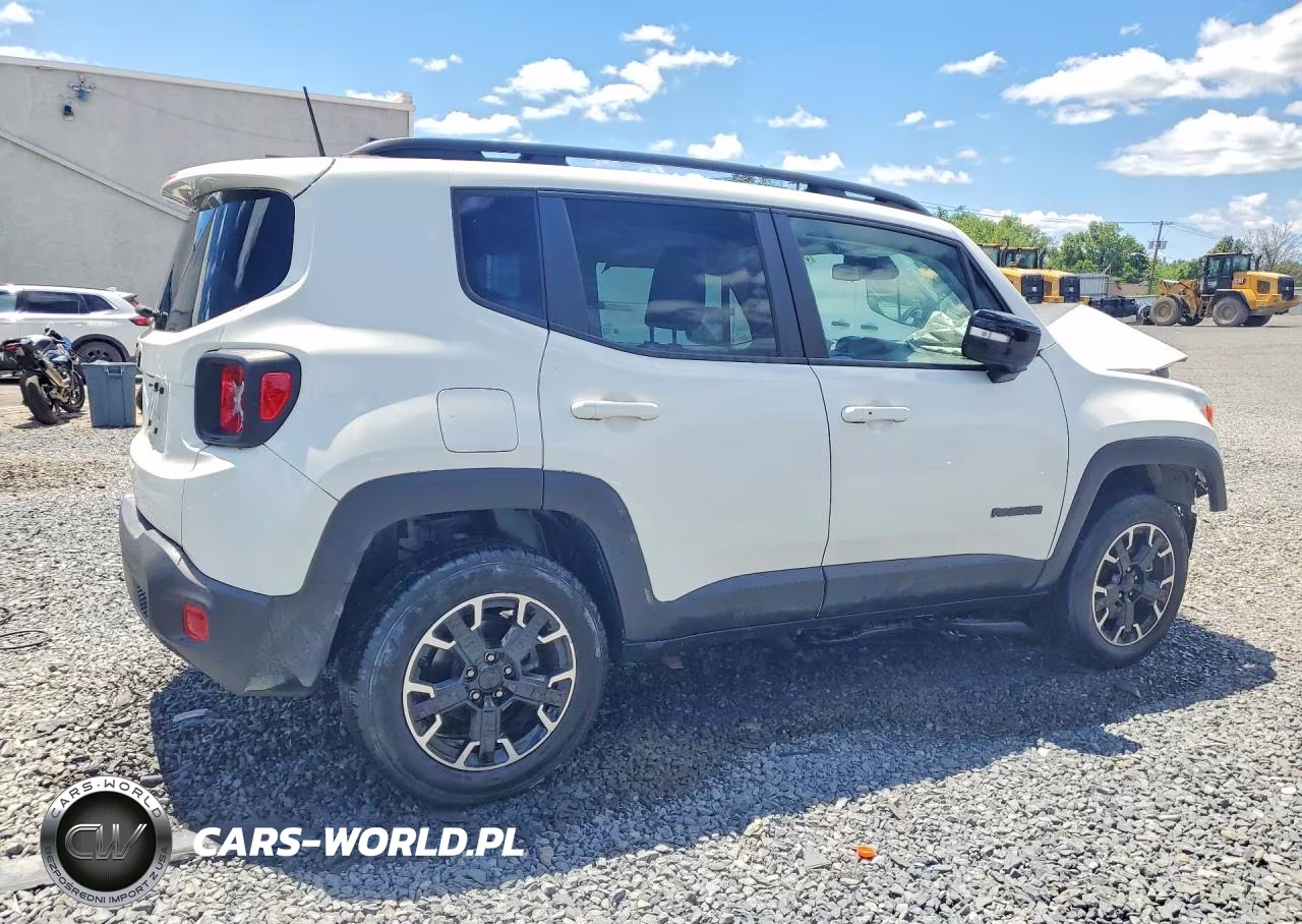 2023 Jeep Renegade Latitude VIN:ZACNJDB11PPP34440 - 3