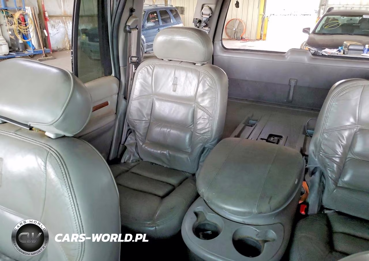 2000 Lincoln Navigator VIN:5LMRU27A2YLJ00349 - 10
