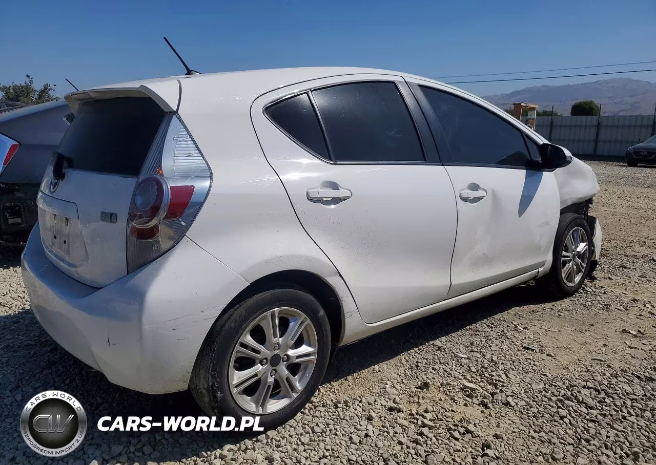 2013 Toyota Prius C Two VIN:JTDKDTB30D1548859 - 3