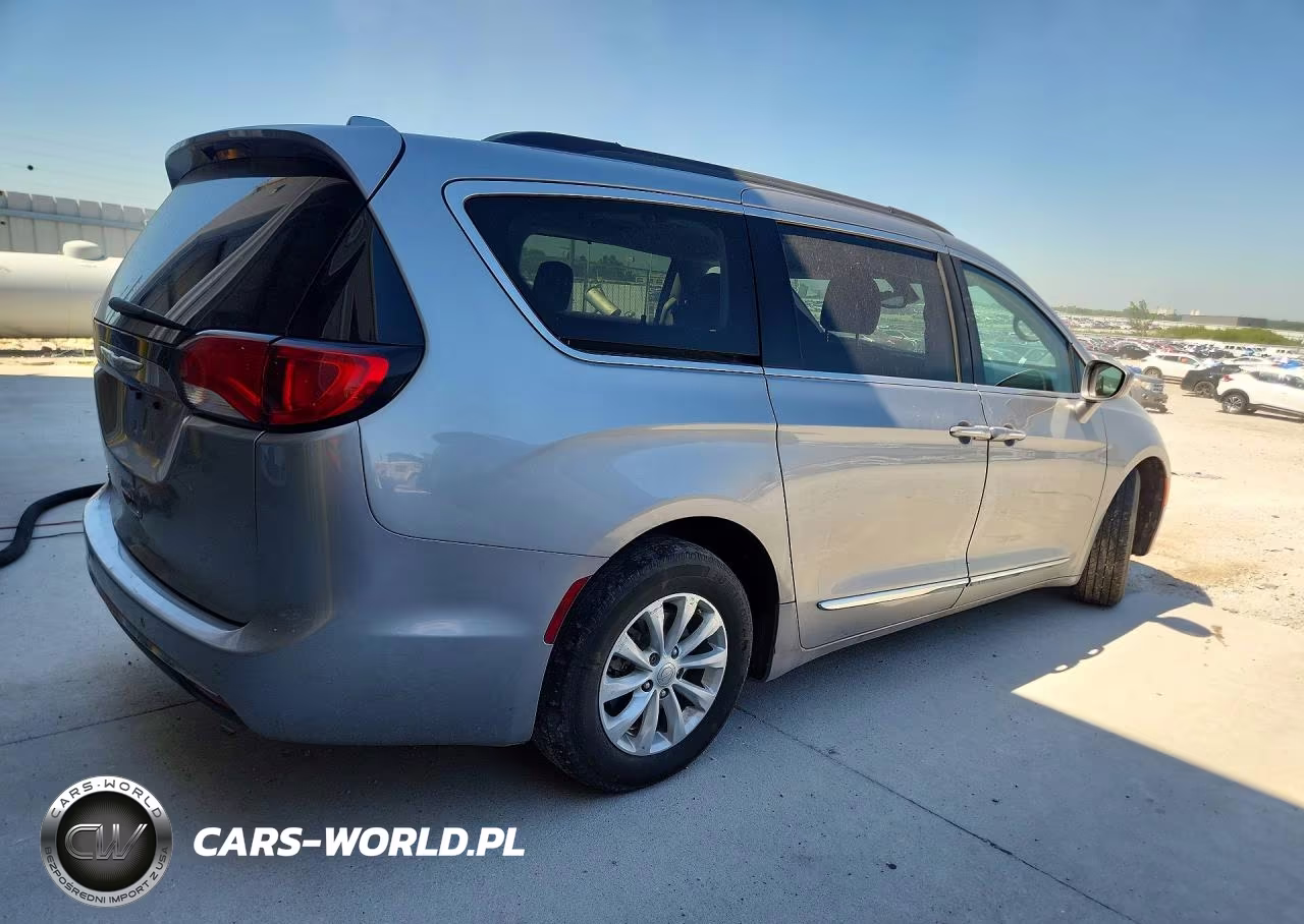 2017 Chrysler Pacifica Touring L VIN:2C4RC1BG9HR815992 - 3