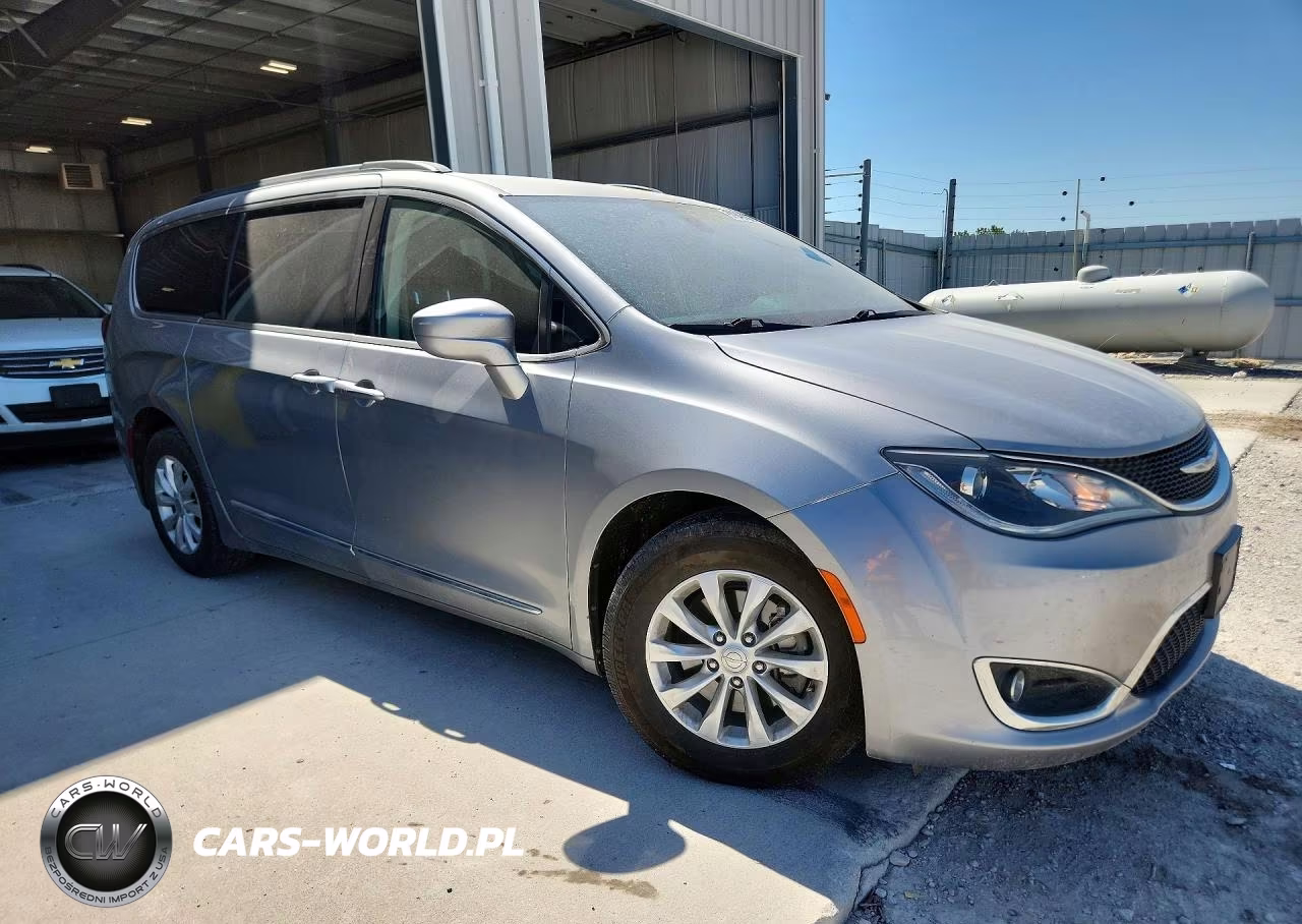 2017 Chrysler Pacifica Touring L VIN:2C4RC1BG9HR815992 - 4