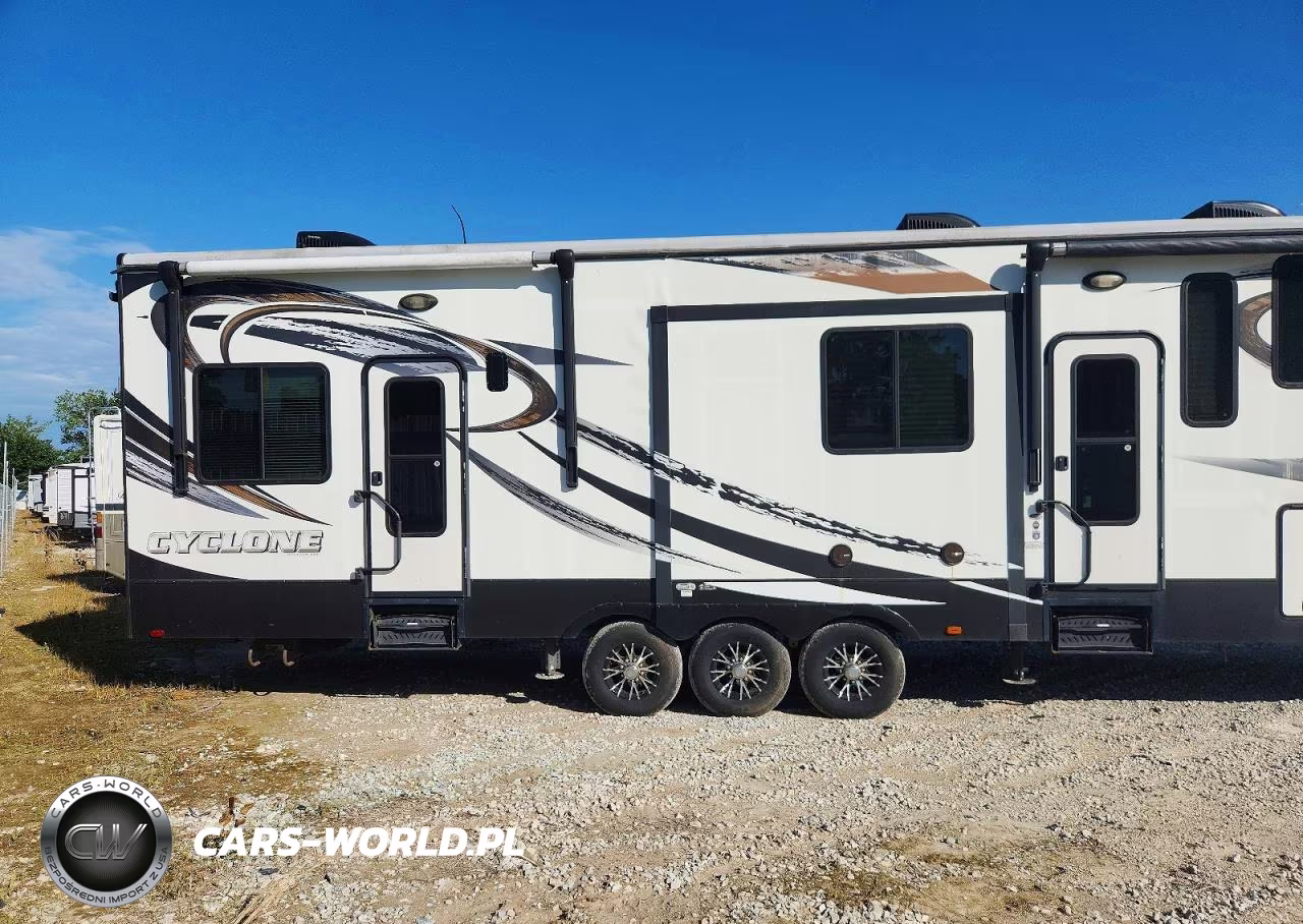 2015 Heartland Cyclone Camper VIN:5SFCG4437FE296793 - 4