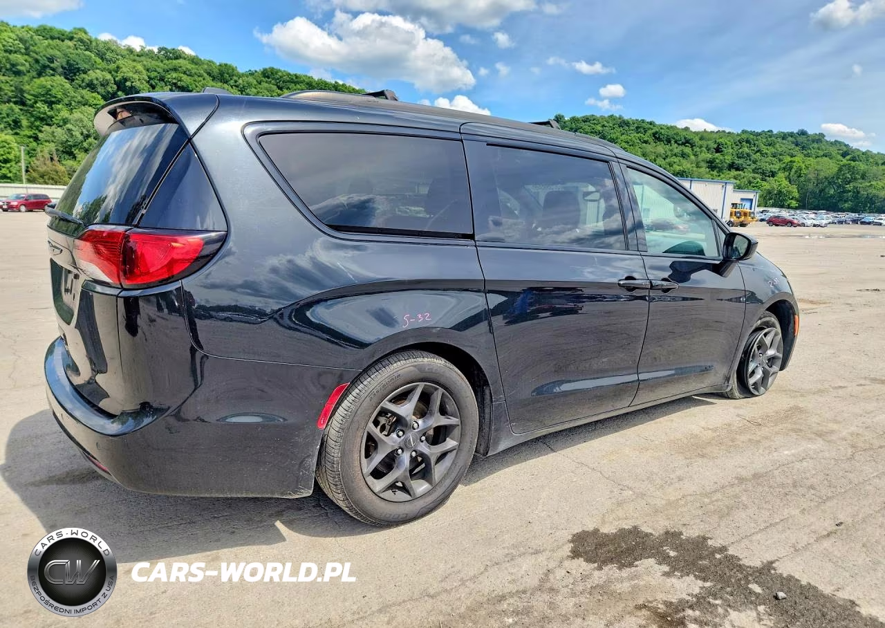 2018 Chrysler Pacifica Touring L Plus VIN:2C4RC1EG6JR312227 - 3