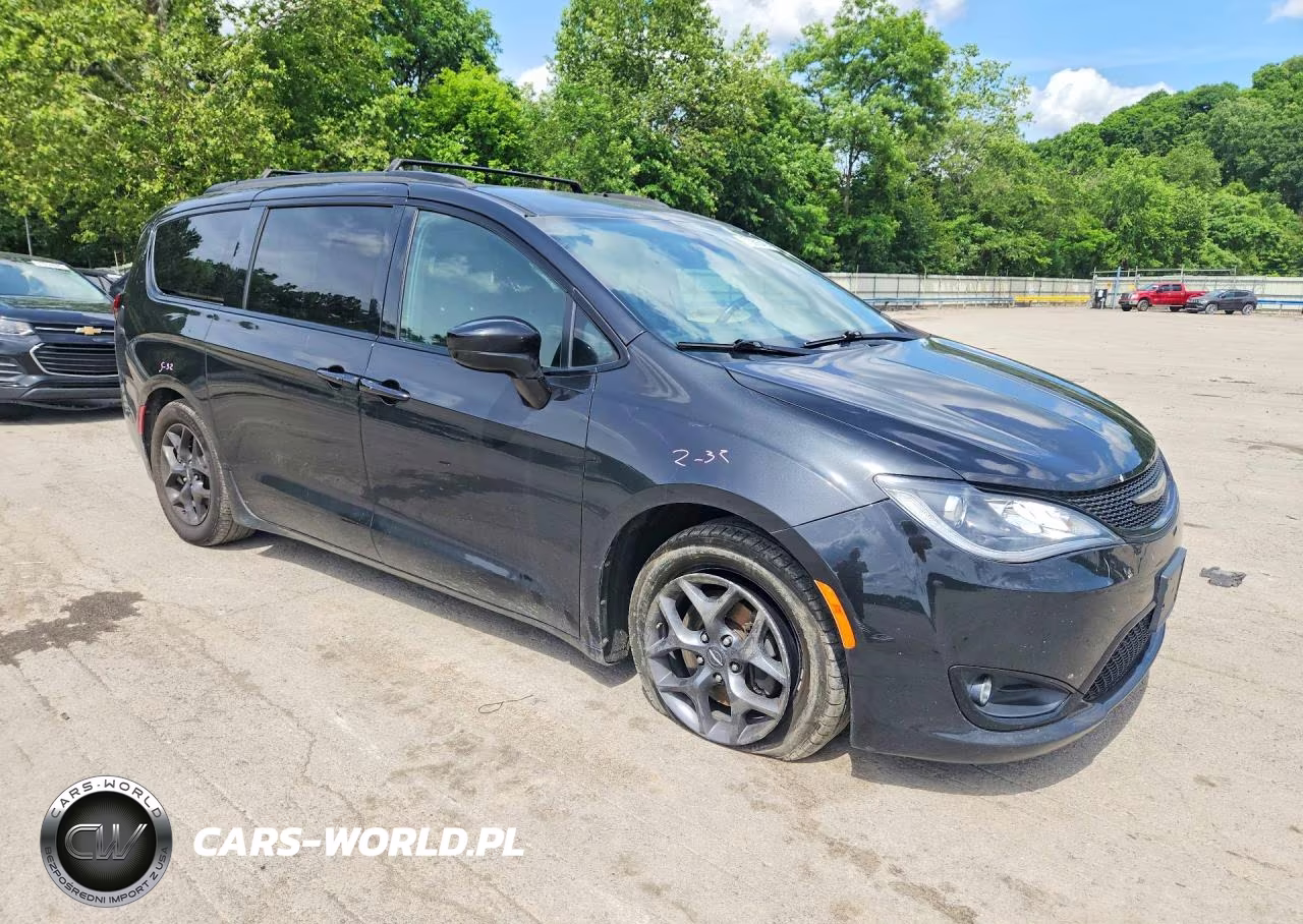 2018 Chrysler Pacifica Touring L Plus VIN:2C4RC1EG6JR312227 - 4