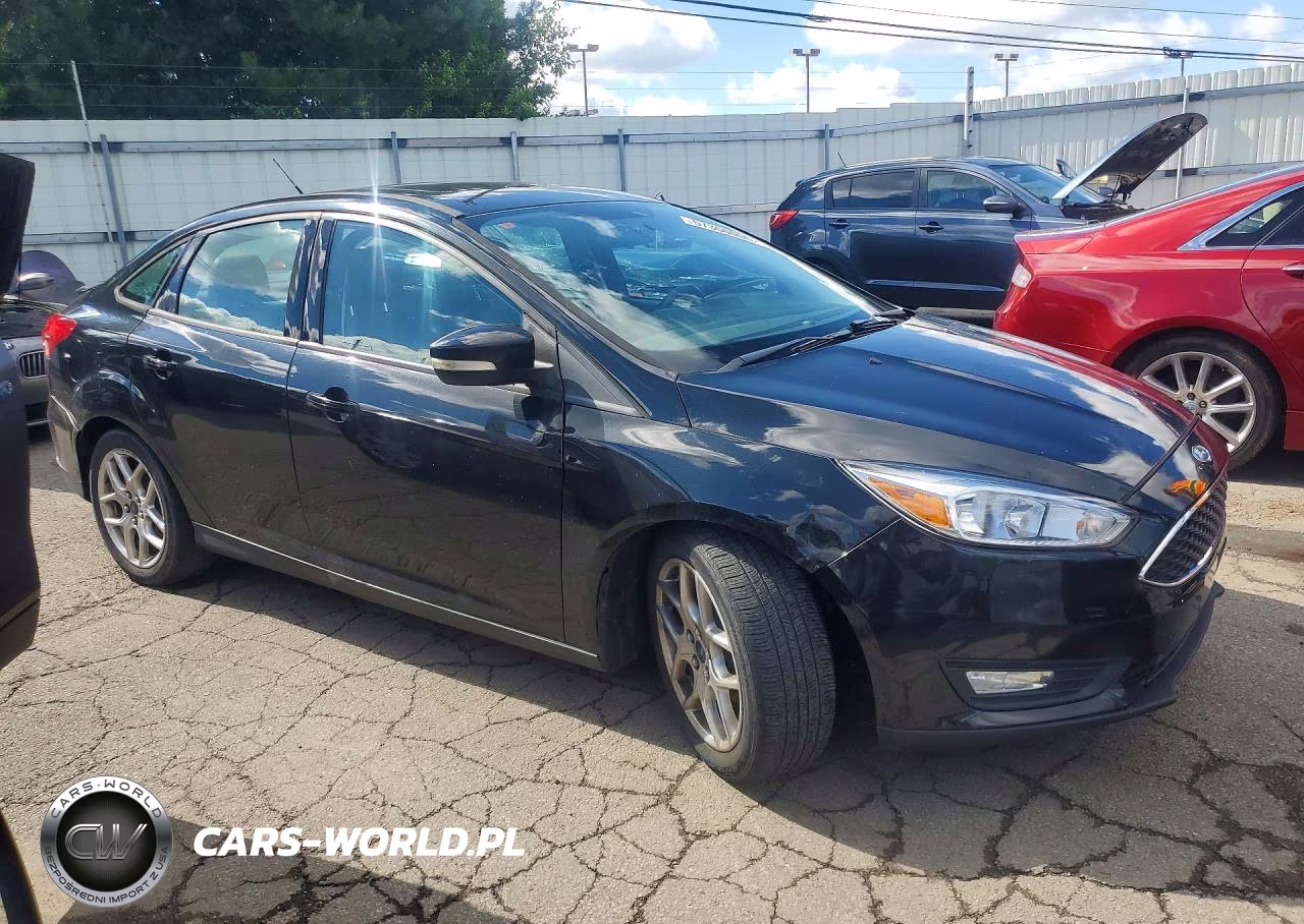 2015 Ford Focus Se VIN:1FADP3F23FL270957 - 4