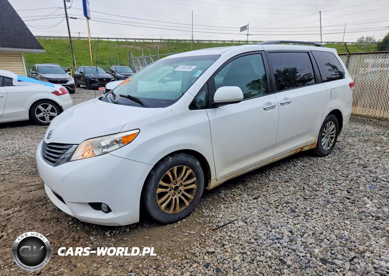 2013 Toyota Sienna Xle 8-Passenger – zdjęcie 1 z 13