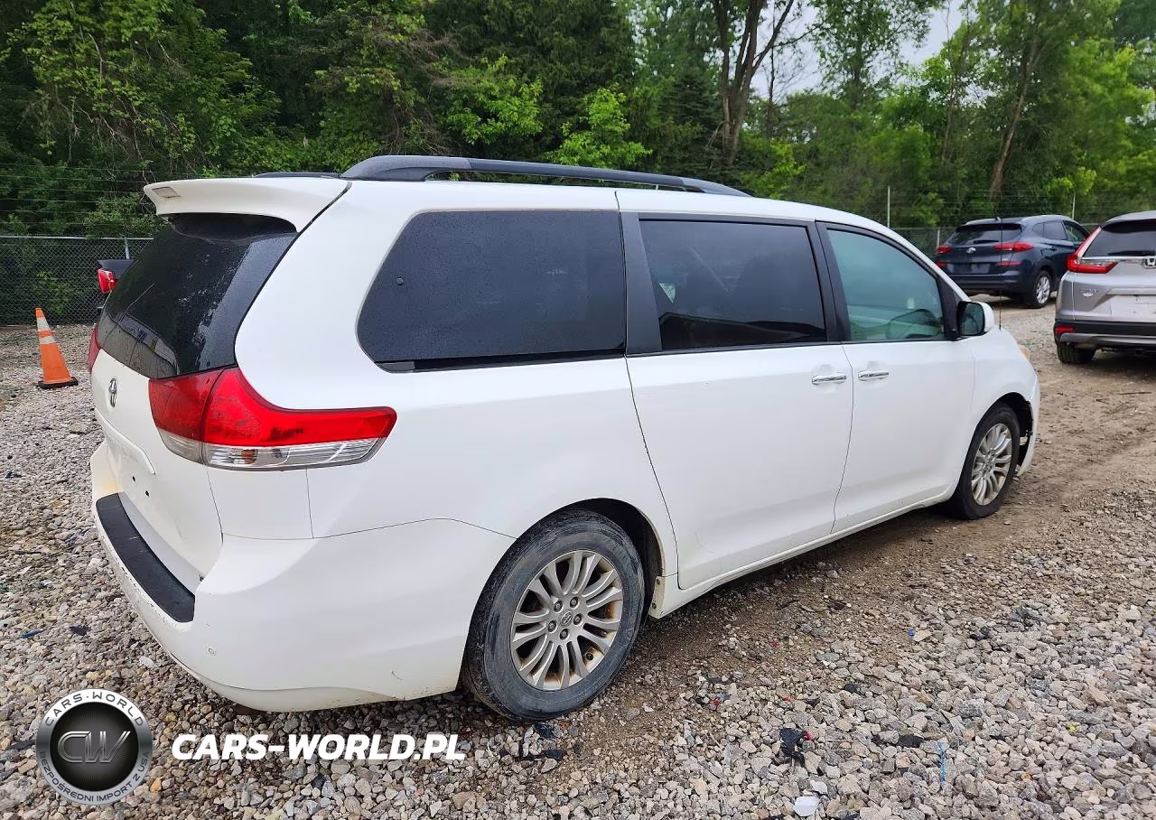 2013 Toyota Sienna Xle 8-Passenger VIN:5TDYK3DC2DS382540 - 3