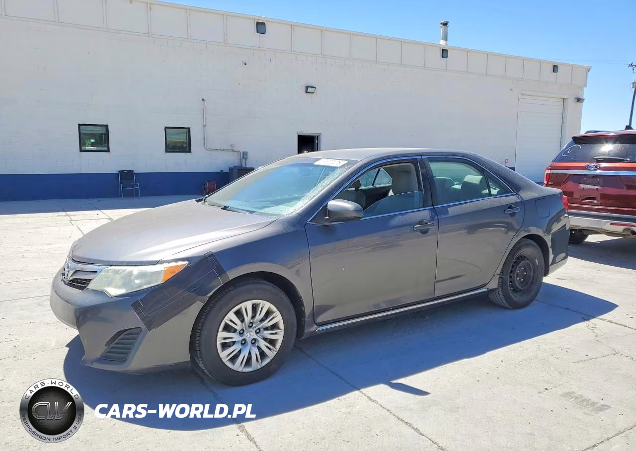 2013 Toyota Camry Le – zdjęcie 1 z 12