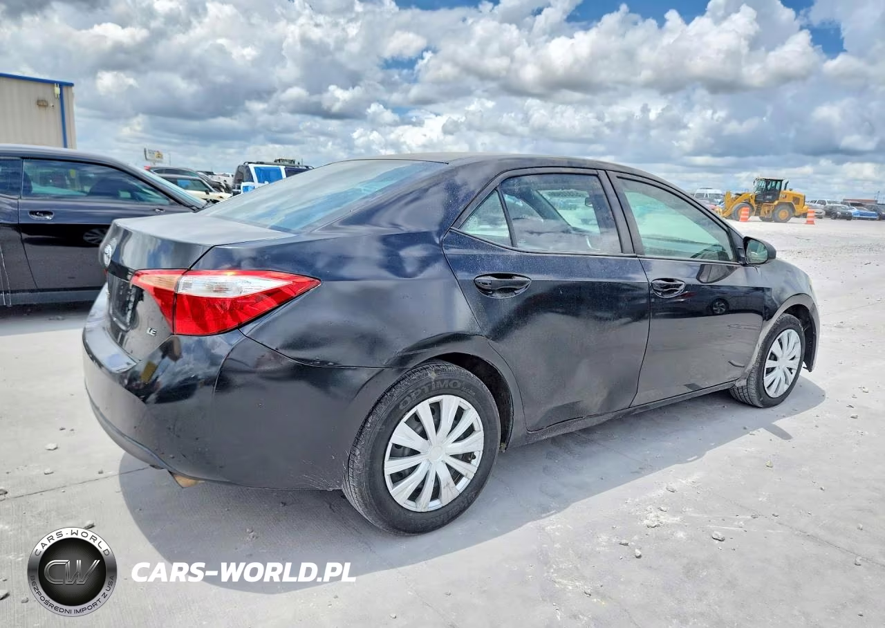 2018 Toyota Corolla Le VIN:5YFBURHE6JP755940 - 3