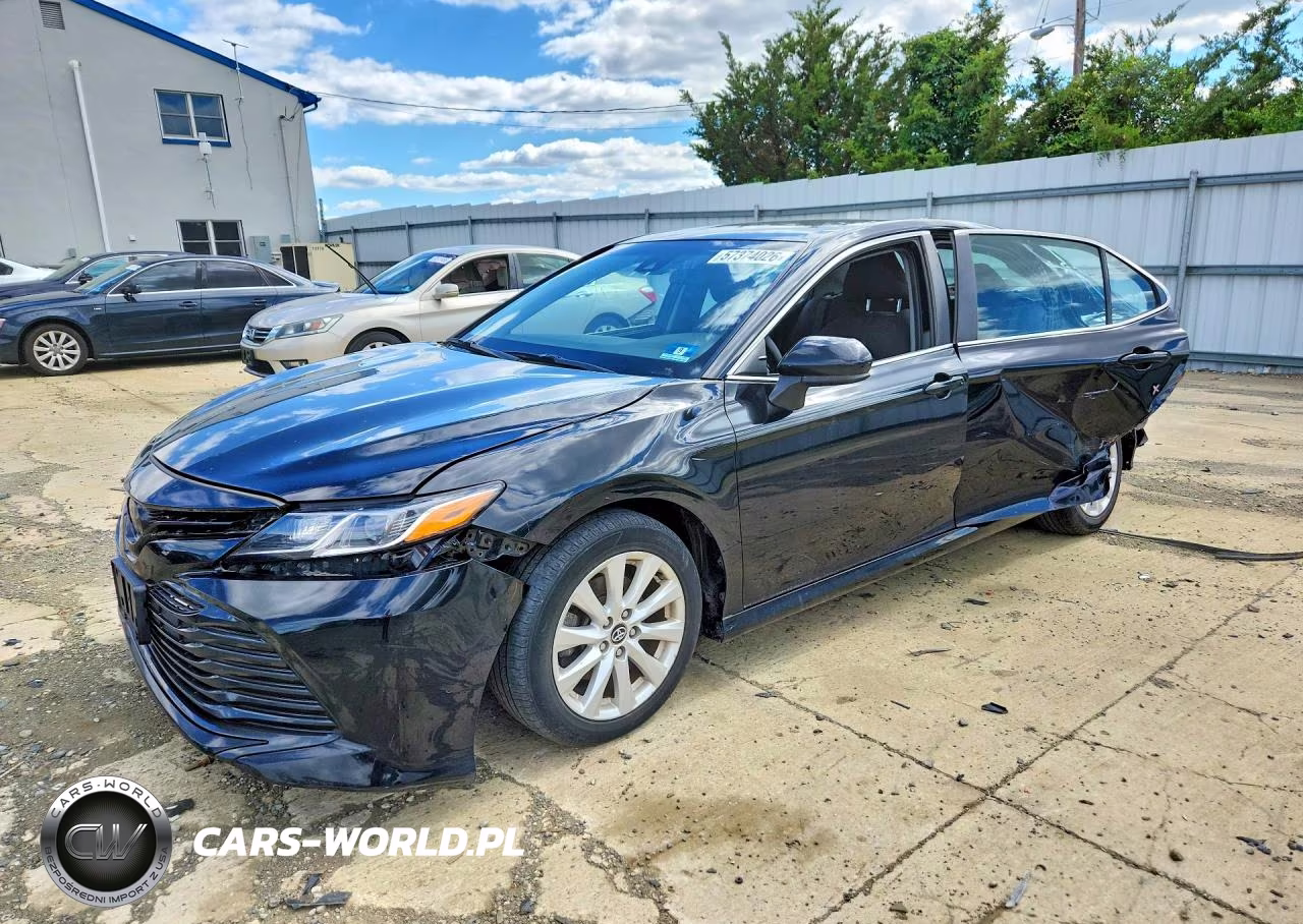 2020 Toyota Camry Le – zdjęcie 1 z 13