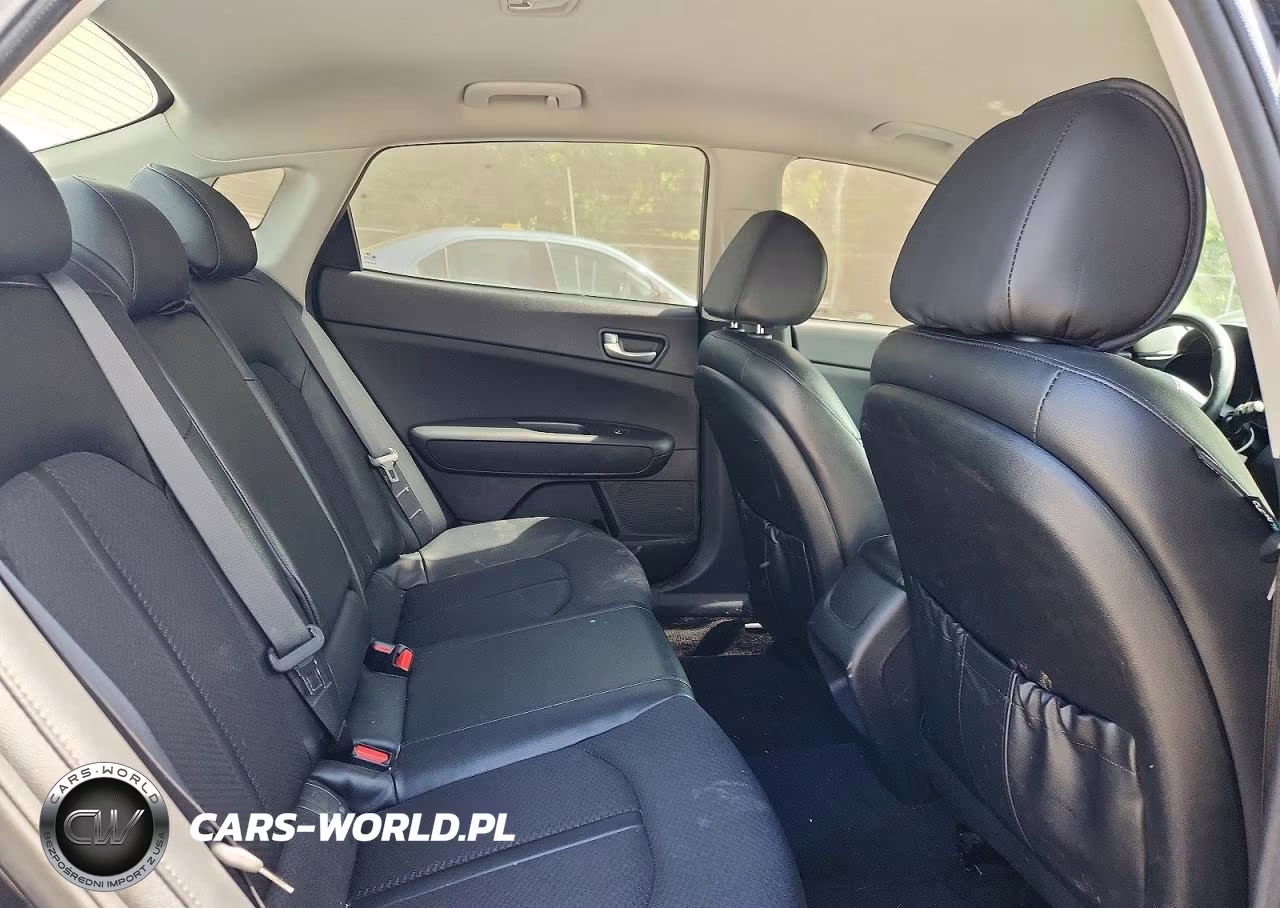 2018 Kia Optima S VIN:5XXGT4L37JG211148 - 10