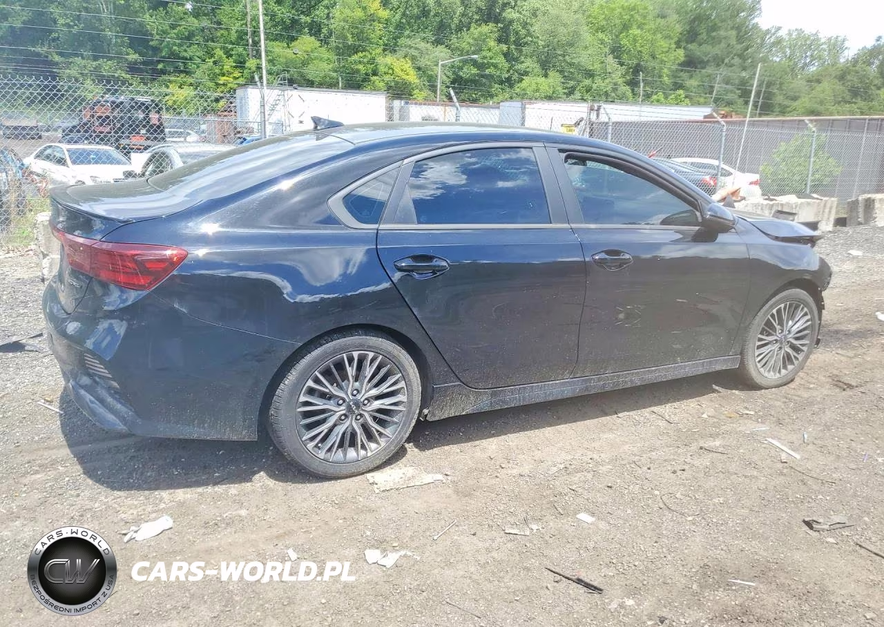 2023 Kia Forte Gt Line VIN:3KPF54AD6PE546629 - 3
