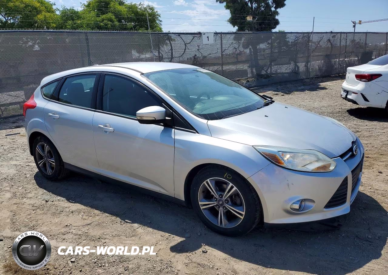 2014 Ford Focus Se VIN:1FADP3K26EL287076 - 4