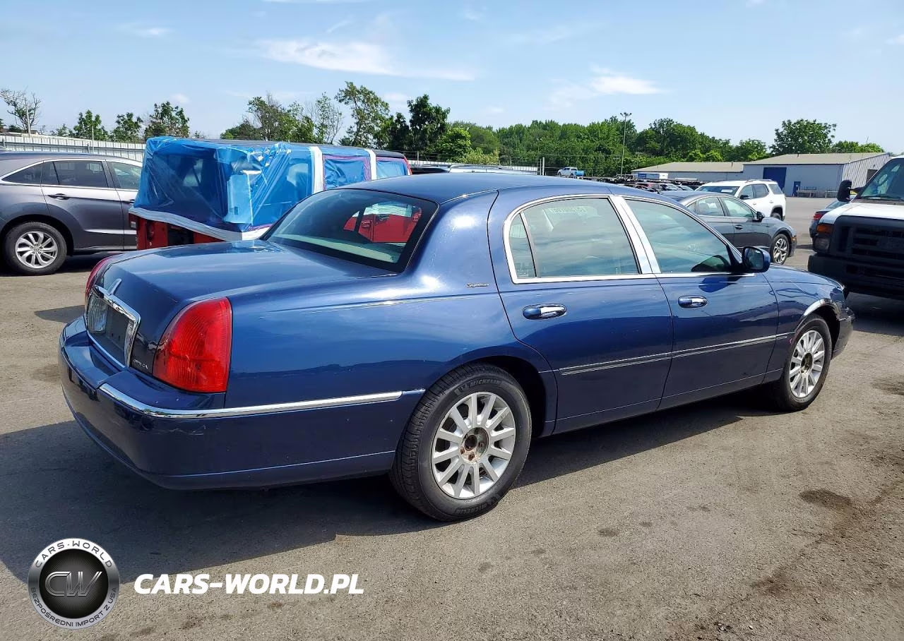 2007 Lincoln Town Car Signature VIN:1LNHM81V77Y610209 - 3